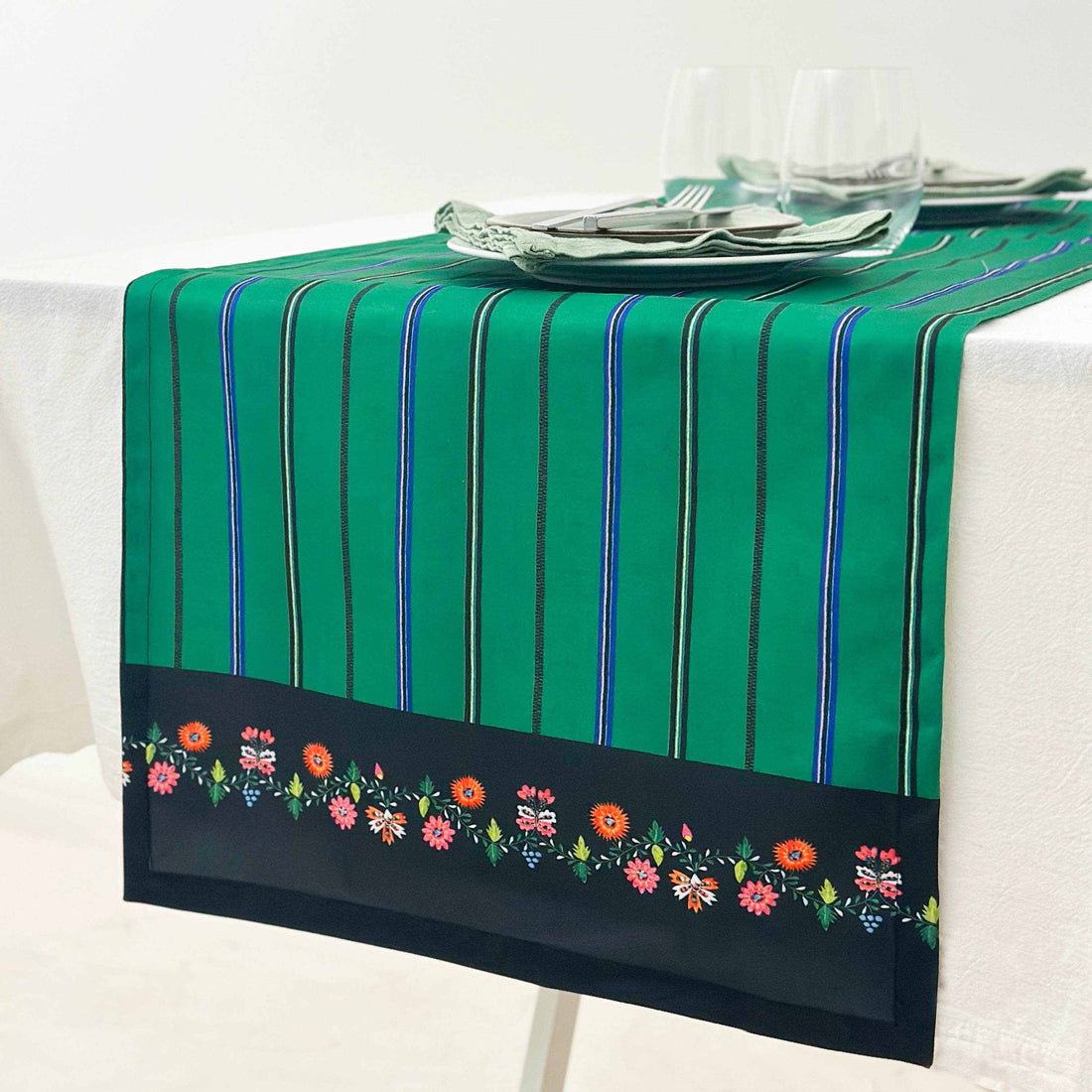 Caminho de mesa Viana estampado em poliéster e algodão, fabricado em Portugal