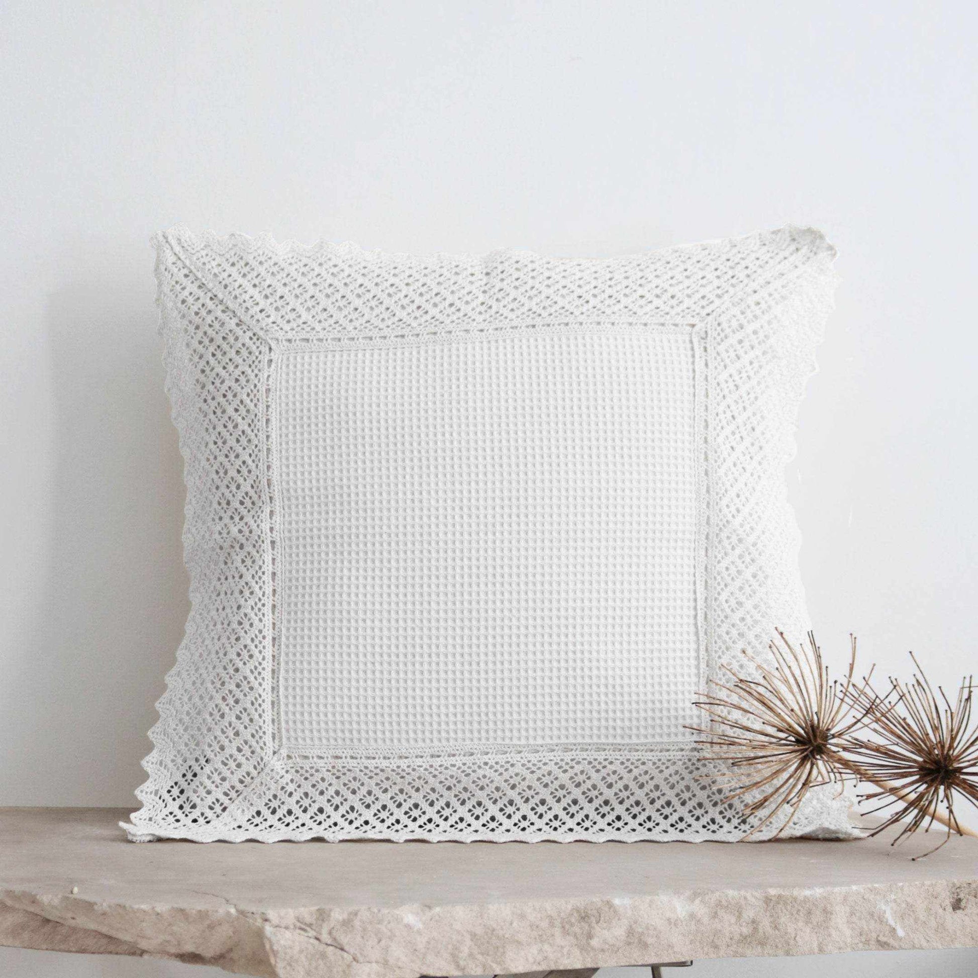 Capa de Almofada Favo com Renda Branco