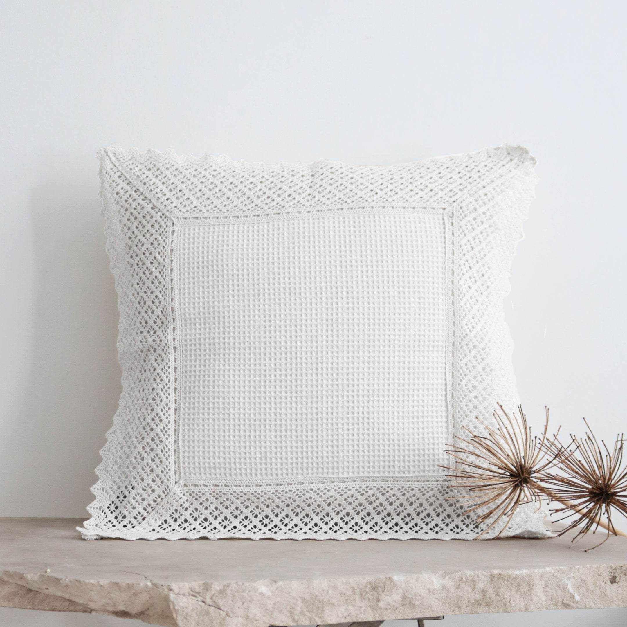 Capa de Almofada Favo com Renda Branco