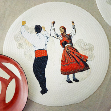 Round individual Trança Melânia Gomes printed braided placemat from Portugal