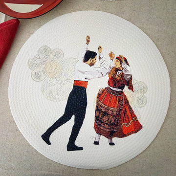 Round braided placemat Trança Melânia Gomes with printed pattern, made in Portugal from 100% diverse fibers