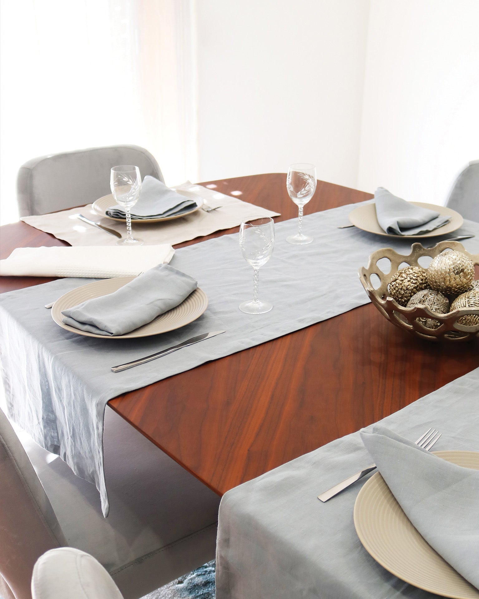 Caminho de mesa em linho 100% natural fabricado em Portugal, simples e elegante