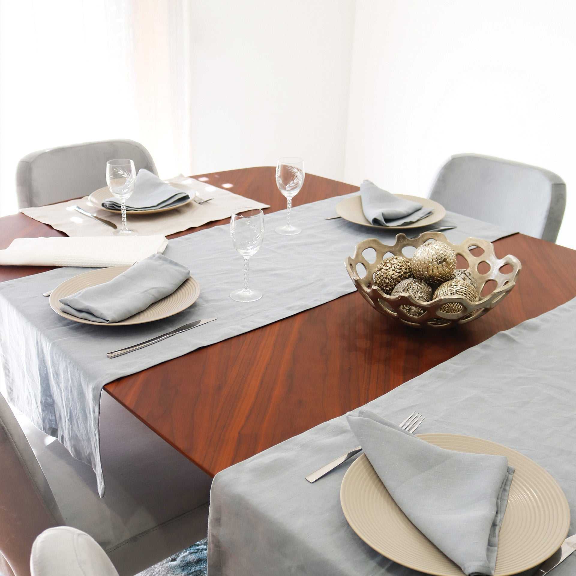 Caminho de mesa em linho 100% natural fabricado em Portugal, simples e elegante