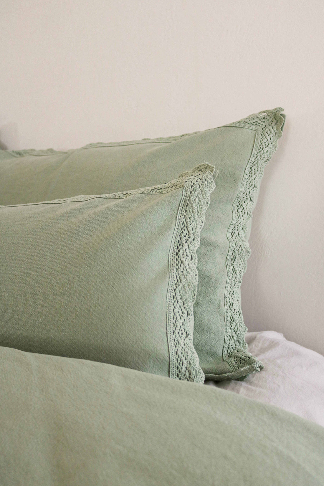 Colcha acolchoada Tucuman com renda em algodão e linho, fabricada em Portugal
