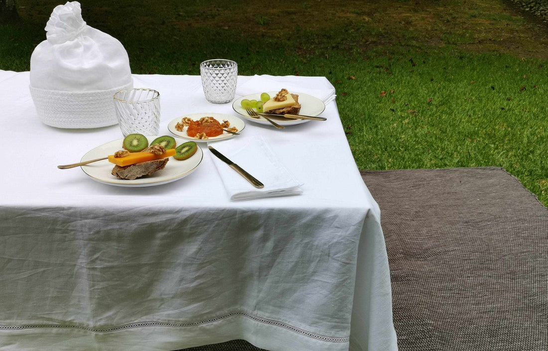 Toalha de mesa Atlanta em linho 100% com pormenor em Ponto Aberto, fabricada em Portugal