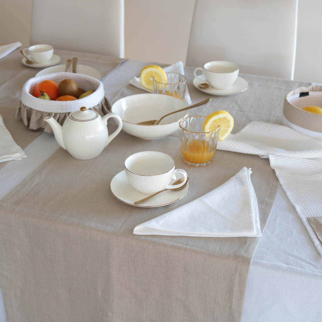 Caminho de mesa em linho 100% natural fabricado em Portugal, simples e elegante