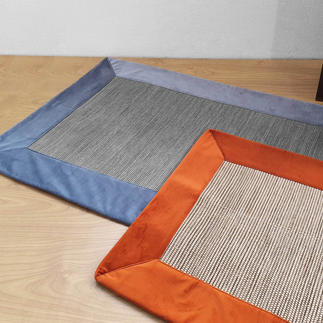 Tapete Taupe com Aplicação Veludo Soft - LethesHome